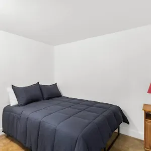 Spacious 3 Bedrooms/2 Bathrooms In Apartment